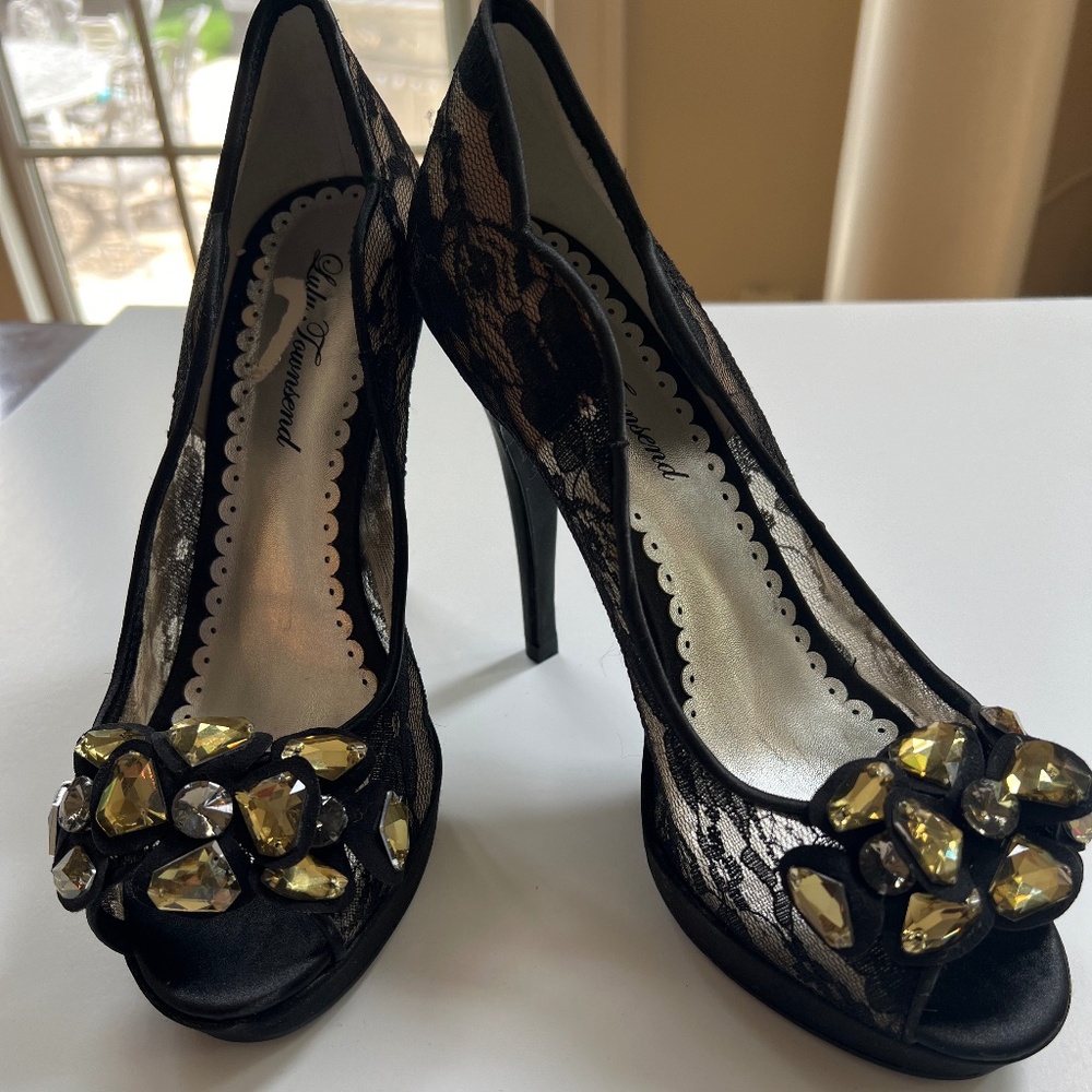 Lulu Townsend Lace Bejeweled Stiletto Peep Toe Pump Women's size 9M